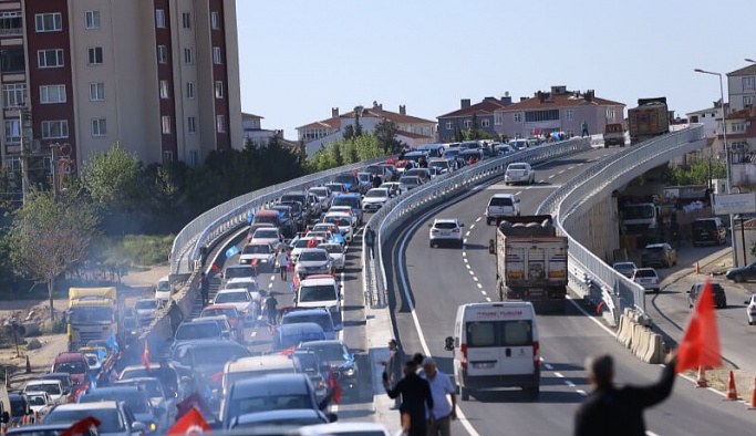 Yıldızkent Köprüsü Yüzlerce Araçlık Konvoy İle Ulaşıma Açıldı